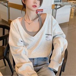 Sweatshirt gray v-neck top long sleeve off shoulder cropped top